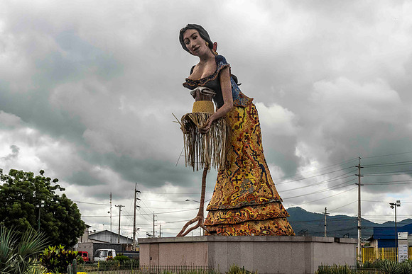 Montecristi statue depicting traditional Panama hat making