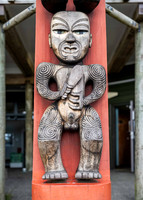 Maori carving at Arataki visitor centre