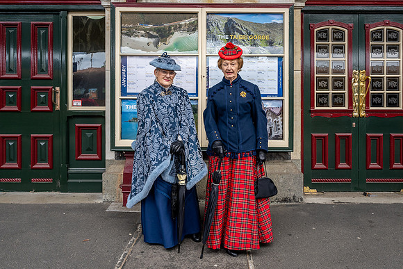 Character actors, Dunedin station