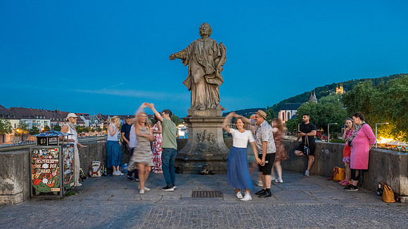 Evening dancing on the Altebrücke