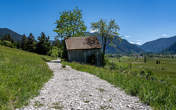 Path leading past an old hut towards Oberammergau