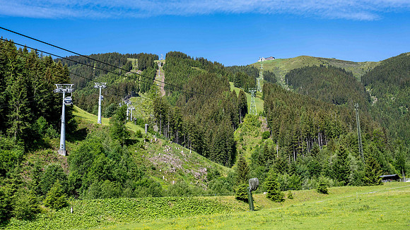 The Schmittenhöhebahn (right hand lift) to the top of the Schmittenhöhe