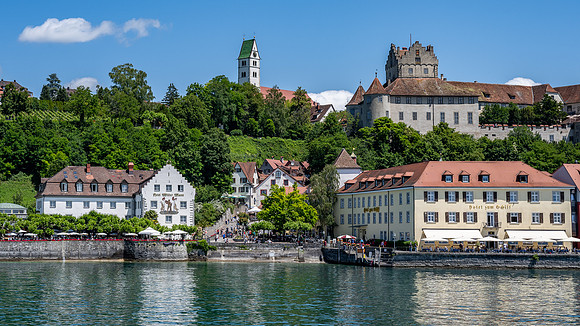 Towards Stadtpfarrkirche Mariä Heimsuchung and Castle