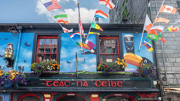 The Quays Pub (Gaelic translation)
