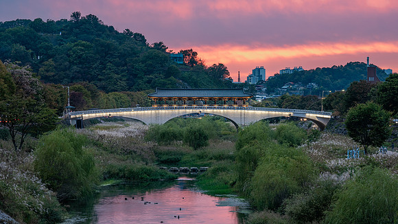 Namcheongyo Bridge with Cheongyeonru