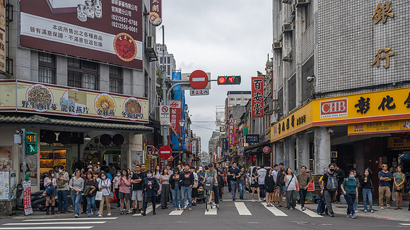 Dihua Street - Waiting for the Crossing
