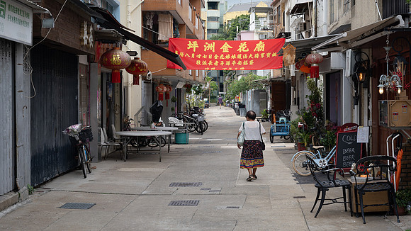 Peng Chau Wing On Street