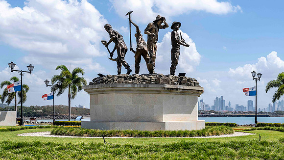 Statue to the workers who built the canal