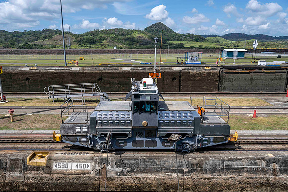 Line handling train at Pedro Miguel lock
