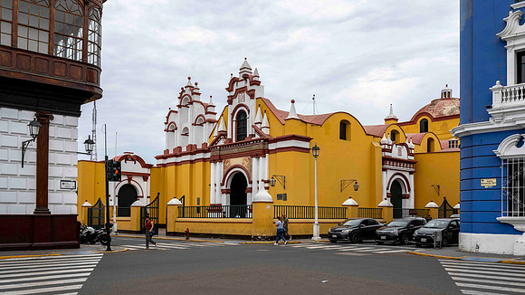 Colonial Building - Plaza de Armas